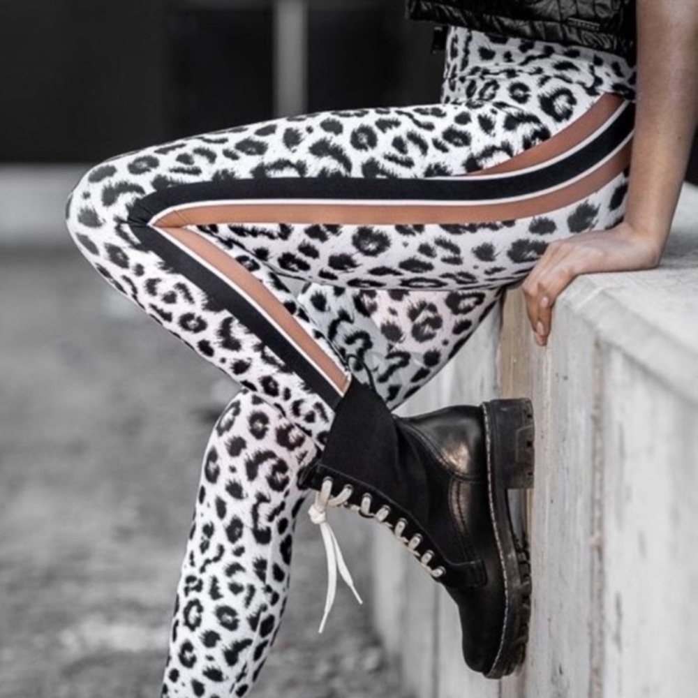 Chic Leopard Print Leggings with Black Accents